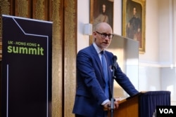 在野工党的影子移民大臣金诺克3月27日出席香港高峰会议并发表演说 (美国之音/郑乐捷)
