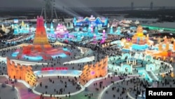 中国黑龙江省哈尔滨国际冰雪节夜景。(2024年1月4日)