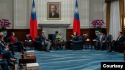 美国国会众议院军事委员会主席迈克·罗杰斯率领多位委员会两党成员在访问台湾期间和台湾总统蔡英文会面,就美台多项议题进行讨论。(照片来源:台湾总统府)