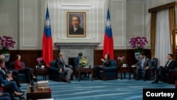 美国国会众议院军事委员会主席迈克·罗杰斯2023年6月率领多位委员会两党成员在访问台湾期间和台湾总统蔡英文会面,就美台多项议题进行讨论。(照片来源:台湾总统府)