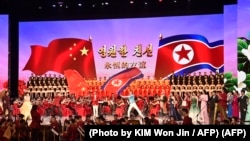 中朝艺术家在平壤大剧院“朝中友好年”开幕式上表演,朝鲜近期也开放中国留学生入境。