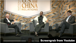 中美NBA球星姚明和特雷西·麦克格雷迪(Tracy McGrady)在美中关系全国委员会2023年年会上谈美中民间体育交流对发展两国关系的重要性(左为该委员会会长欧伦斯)。(YouTube截图)