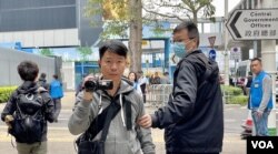 便衣警察全程近距离拍摄3名社民连成员,到政府总部就《基本法》23条立法请愿 (美国之音/汤惠芸)