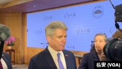 正在台湾访问的美国会众议院外交事务委员会主席迈克尔·麦考尔在接受媒体采访。(美国之音特约记者杨安拍摄)