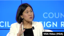 2024年2月12日,美国贸易代表戴琪(Katherine Tai)在外交关系协会与奥巴马总统任内的美国贸易代表弗洛曼(Michael Froman)举行对话。(资料照片)