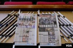 展览展出苹果日报在2019年反送中运动期间在7月21日发生的元朗721白衣人无差别袭击港铁乘客事件,和香港警察8月31日在太子地铁站无差别袭击乘客事件的报导内容 (美国之音/郑乐捷)