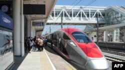 2023年9月13日,西爪哇的帕达拉朗,雅加达-万隆高速列车(KCJB)的全景。(法新社)