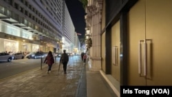 12月26日“拆礼物日”晚上7 时左右,九龙购物区尖沙咀广东道多间店铺倒闭没有营业,人流疏落。 (美国之音/汤惠芸)