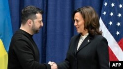 乌克兰总统泽连斯基和美国副总统哈里斯在慕尼黑安全会议的记者会上握手。(2024年2月17日)