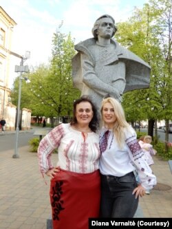 Голова громади українців міста Вільнюс Наталія Шертвітєнє з дочкою. Фото Діани Варнайте, радниці уряду Литовської Республіки.