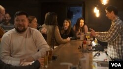 2024年1月,在基辅一个地下酒吧等候脱口秀表演的乌克兰民众 (美国之音记者五羊,特约摄像Yuriy Dankevych拍摄)