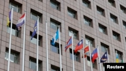 2023年3月26日,在台湾台北的大使馆所在的外交区,曾经悬挂着洪都拉斯国旗的旗杆,目前已空。旁边是其他国家的国旗。