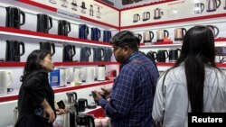 中国广州广交会上的一个电水壶展厅。(2023年4月16日)