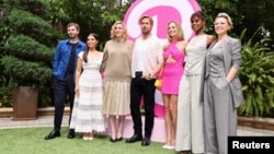 Dàn diễn viên Barbie chụp hình chung ở Los Angeles, bang California, hôm 25/6 năm 2023.