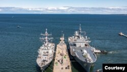 美国两艘军舰2023年6月4日准备离开爱沙尼亚港口参与波罗的海军演。(爱沙尼亚国防军照片)