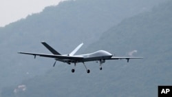 资料照:中国解放军的攻击-2型无人机在广东为珠海空展进行飞行训练。(2022年11月5日)