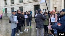 12月10日是《世界人权宣言》通过75周年,也是联合国确定的 “国际人权日”。这一天在中国驻伦敦大使馆前,示威者们强烈谴责中国政府对自由的侵害。(美国之音 李伯安)