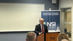 资料照片:2024年4月11日,美国国会参议院外交委员会资深成员吉姆·里施在美国国家安全研究所(NSI)举办的讨论会上谈论中共在西半球的威胁和复兴“门罗主义”的重要性。(美国之音记者薛小山拍摄)