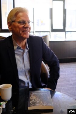 戴大为(Michael Davis)在伦敦宣传他的新书《自由被毁:对香港自由价值和制度的攻击》(Freedom Undone: The Assault on Liberal Values and Institutions in Hong Kong) (美国之音/郑乐捷)