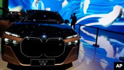 资料照:2023年上海车展上展出的德国BMW i7 M70L车型。(2023年4月19日)