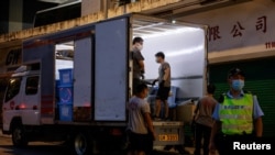 香港警察突然搜查葵涌永建路高威工业中心一单位并运走材料。(2023年7月5日)