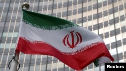 资料照:2023年6月5日,奥地利维也纳,伊朗国旗飘扬在国际原子能机构(IAEA)总部前。(路透社)