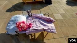 特拉维夫国家剧院哈比玛广场上的两百多张床,表达人们对人质的牵挂 - 这是其中的一张儿童床(美国之音/唐丹鸿)