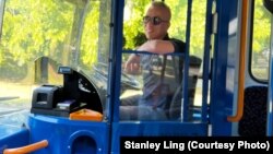 凌茂思驾驶巴士自得其乐 (图片来源:受访者提供)