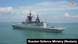 俄罗斯国防部发布视频截图显示,俄罗斯护卫舰“格罗姆基”号驶入中国湛江港参加中俄海军2024年海上联合军演。(2024年7月13日)