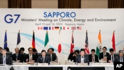七国集团气候、能源及环境部长会议3023年4月15日在日本札幌召开。日本经济再生大臣西村康稔(Yasutoshi Nishimura)(前排左中)和环境大臣小泉进次郎(Akihiro Nishimura)(前排右中)共同主持了全体会议。