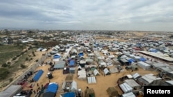 အစ္စရေးလေကြောင်းတိုက်ခိုက်မှုတွေကြောင့် နေရပ်စွန့်ခွါ ထွက်ပြေးလာကြတဲ့ ပါလက်စတိုင်းတွေနေထိုင်ရာ ဂါဇာကမ်းမြောင်ဒေသတောင်ပိုင်း Rafah ဒုက္ခသည်စခန်း (ဖေဖေါ်ဝါရီ ၁၃၊ ၂၀၂၄)