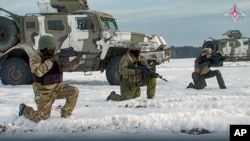 资料照 - 俄罗斯部队在白俄罗斯一个未经透露的地点参加演练。该照片来自俄罗斯国防部新闻局2022年12月28号发表的一个视频的截屏,美联社提供。