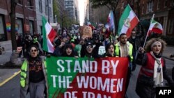 资料照片:玛莎·阿米尼 (Mahsa Amini) 在警方拘留期间死亡后,在纽约市2022年11月19日的一次集会上,抗议者呼吁联合国采取行动反对伊朗妇女遭受的待遇。(法新社照片)