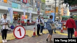 香港首次爱国者治港下的区议会选举12月10日投票日前,有候选人及团队在街上宣传,不过市民反应并不热烈 (美国之音/汤惠芸)