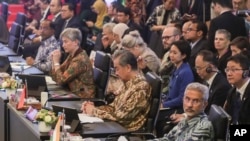 澳大利亚外交部长黄英贤和中国最高外交主管王毅等官员参加在印尼雅加达举行的东亚峰会外长会议。(2023年7月14日)