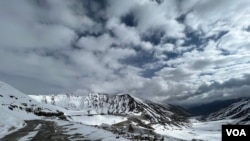 6月的雪山中一条通往拉达克地区列城地区的道路。(美国之音比拉勒·侯赛因摄)