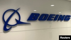 资料照:波音公司在巴西圣保罗技术与工程中心墙上的标识。(2023年10月10日)