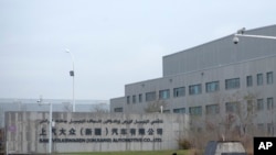资料照片:2021年4月22日,在新疆维吾尔自治区乌鲁木齐郊区看到的上汽大众工厂。(美联社照片)