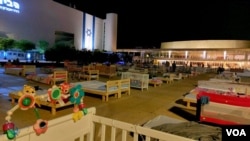 特拉维夫国家剧院哈比玛广场上的两百多张床,表达人们对人质的牵挂(美国之音/唐丹鸿)