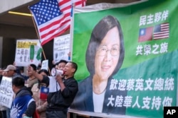 台湾总统蔡英文的支持者等候在她在洛杉矶下榻的酒店外。(2023年4月4日)