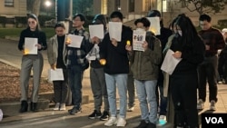 旧金山年轻人举白纸哀悼乌鲁木齐公寓大火中的遇难者(美国之音/周星辰)