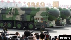 资料照片:中国军车车载东风-41洲际战略核导弹在北京天安门广场举行的国庆阅兵式上展示。(2019年10月1日)