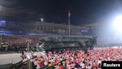 在这张由朝鲜官方的朝中社公布的照片中,朝鲜在纪念朝鲜战争停战70周年的阅兵式上展示导弹。(2023年7月27日)