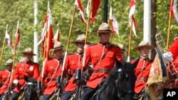 资料照 - 2012年5月23日,加拿大皇家骑警前往参加英国女王伊丽莎白二世换岗仪式。