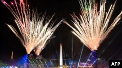 2024年残奥会在法国首都巴黎开幕,图为在巴黎协和广场举行的巴黎残奥会开幕式上的烟花以及卢克索方尖碑。(2024年8月28日)