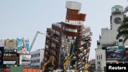 ထိုင်ဝမ်ကျွန်း ငလျင်အတွင်း ဝှာလီယံမြို့က အထပ်မြင့်အဆောက်အဦနံရံမှာ အလုပ်သမားတွေ လိုအပ်တာတွေ လုပ်ဆောင်နေကြတာ တွေ့ရပါတယ်။ (ဧပြီ ၄၊ ၂၀၂၄)