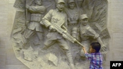 资料照:一名中国男孩参观位于北京丰台卢沟桥的中国抗日战争纪念馆。(2014年7月7日)