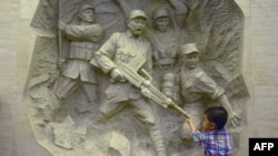 资料照:一名中国男孩参观位于北京丰台卢沟桥的中国抗日战争纪念馆。(2014年7月7日)