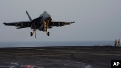 一架美军战斗机在红海的美国海军德怀特·艾森豪威尔号航空母舰上着陆。(2024年6月11日)