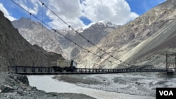 一辆卡车将建筑材料运送到位于拉达克首府列城以北120公里的努布拉总部在迪斯基特(Diskit)的一个工地。(美国之音比拉勒·侯赛因摄)